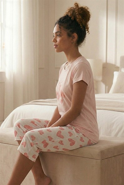Kadın Heart Girl Sloganlı Bisiklet Yaka Kısa Kol Altı Ekoseli Kapri Penye Pijama Takımı