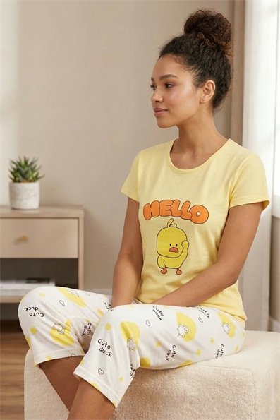 Kadın Hello Slogan Baskılı Bisiklet Yaka Kısa Kol Altı Kalp Desenli Kapri Penye Pijama Takımı