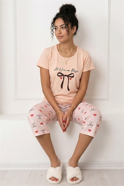 Kadın Kurdele ve Slogan Baskılı Bisiklet Yaka Kısa Kol Kapri Penye Pijama Takımı