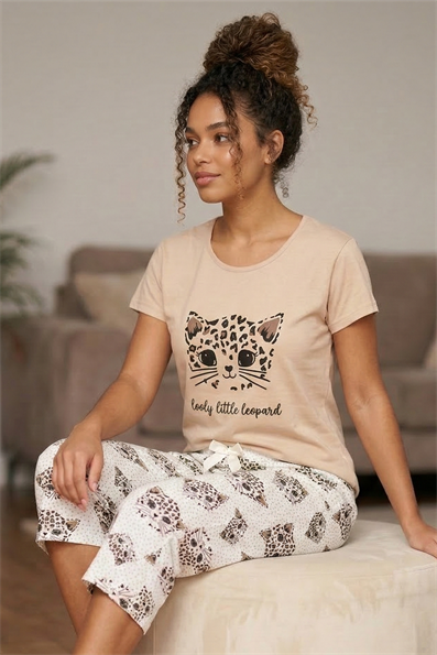 Kadın Leopar Desenli Bisiklet Yaka Kısa Kol Altı Kalp Desenli Kapri Penye Pijama Takımı