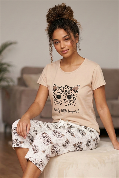 Kadın Leopar Desenli Bisiklet Yaka Kısa Kol Altı Kalp Desenli Kapri Penye Pijama Takımı