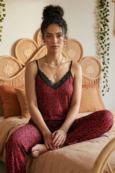 Kadın Leopar Desenli Dantelli İp Askılı Altı Uzun Pegasus Pijama Takımı