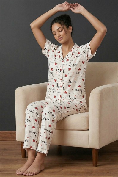 Kadın Love Slogan ve Kalp Desenli Gömlek Yaka Kısa Kol Altı Uzun Serin Tutan Milan Kumaş Pijama Takımı