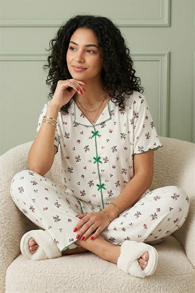 Kadın Minik Çiçek Desenli Biyeli V Yaka Kısa Kol Altı Uzun Serin Tutan Viskon Kaşkorse Pijama Takımı