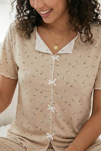 Kadın Minik Çiçekler Desenli Biyeli V Yaka Kısa Kol Altı Uzun Serin Tutan Viskon Kaşkorse Pijama Takımı