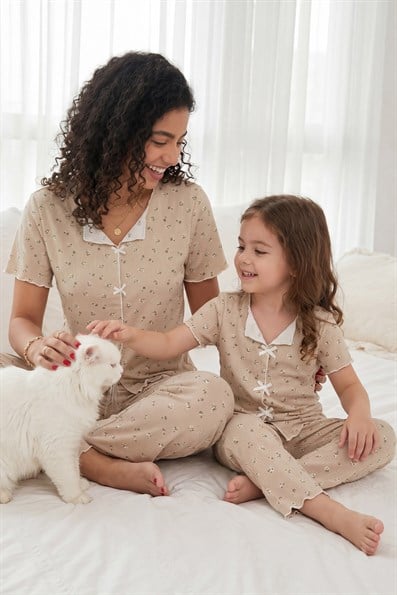 Kadın Minik Çiçekler Desenli Biyeli V Yaka Kısa Kol Altı Uzun Serin Tutan Viskon Kaşkorse Pijama Takımı