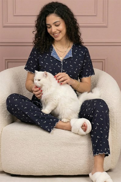 Kadın Minik Çiçekler Desenli Biyeli V Yaka Kısa Kol Altı Uzun Serin Tutan Viskon Kaşkorse Pijama Takımı