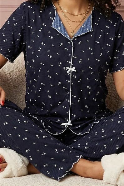 Kadın Minik Çiçekler Desenli Biyeli V Yaka Kısa Kol Altı Uzun Serin Tutan Viskon Kaşkorse Pijama Takımı