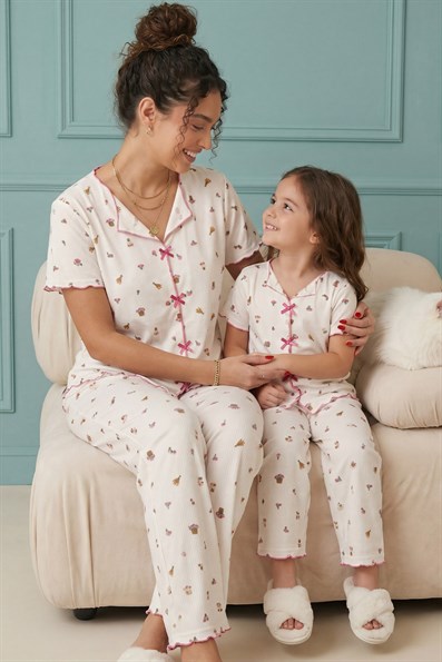 Kadın Minik Çiçekler Desenli Biyeli V Yaka Kısa Kol Altı Uzun Serin Tutan Viskon Kaşkorse Pijama Takımı