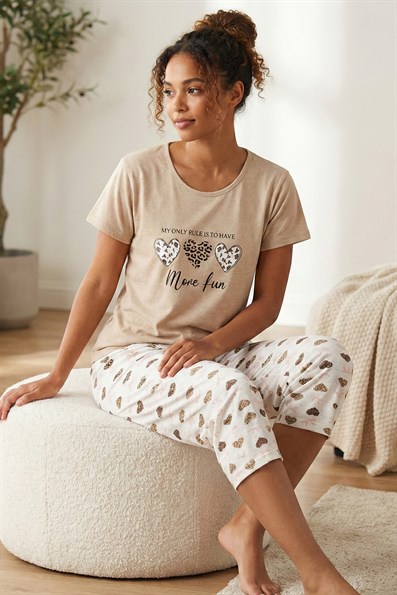 Kadın More Fun Sloganlı Bisiklet Yaka Kısa Kol Altı Kalp Desenli Kapri Penye Pijama Takımı