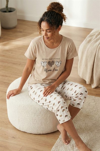 Kadın More Fun Sloganlı Bisiklet Yaka Kısa Kol Altı Kalp Desenli Kapri Penye Pijama Takımı