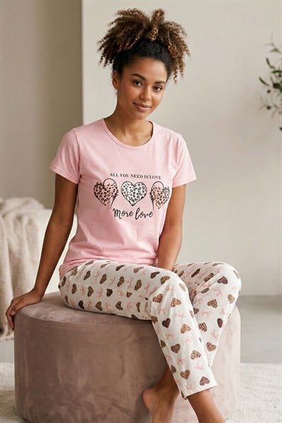 Kadın More Love Sloganı ve Altı Kalp Desenli Penye Kısa Kollu Pijama Takımı