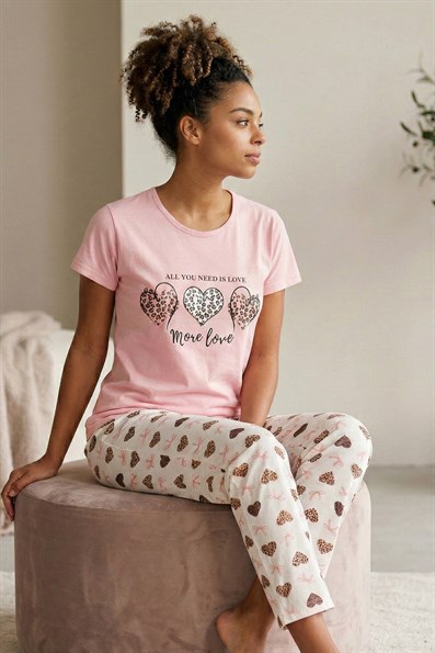 Kadın More Love Sloganı ve Altı Kalp Desenli Penye Kısa Kollu Pijama Takımı