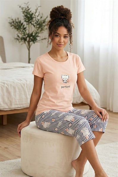 Kadın Perfetf Sloganlı Bisiklet Yaka Kısa Kol Altı Kedi Desenli Kapri Penye Pijama Takımı