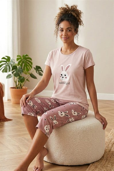 Kadın Rabbit Girl Sloganlı Bisiklet Yaka Kısa Kol Altı Tavşan Desenli Kapri Penye Pijama Takımı