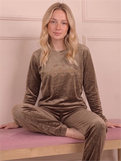 Kadın Sloganlı Uzun Kollu Paçası Manşetli Kadife Pijama Takımı