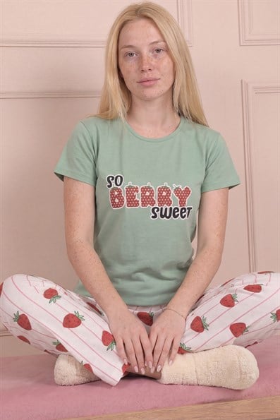 Kadın  So Berry Sweet Sloganlı ve Altı Desenli Penye Kısa Kol Pijama Takımı