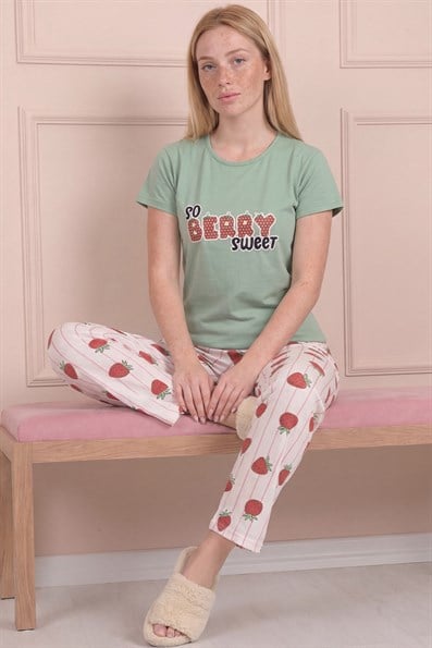 Kadın  So Berry Sweet Sloganlı ve Altı Desenli Penye Kısa Kol Pijama Takımı