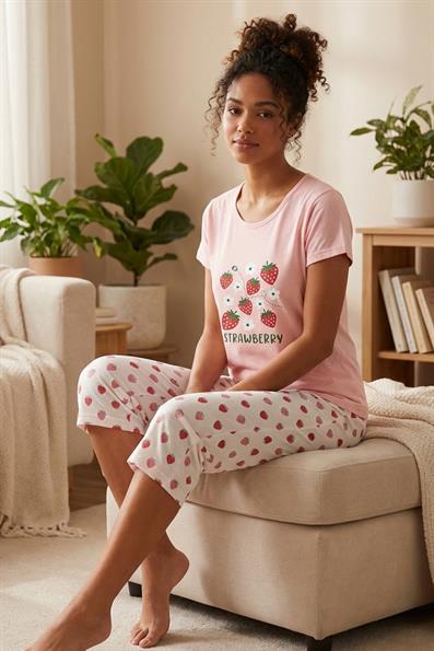 Kadın Strawberry Sloganlı Bisiklet Yaka Kısa Kol Altı Çilek Desenli Kapri Penye Pijama Takımı