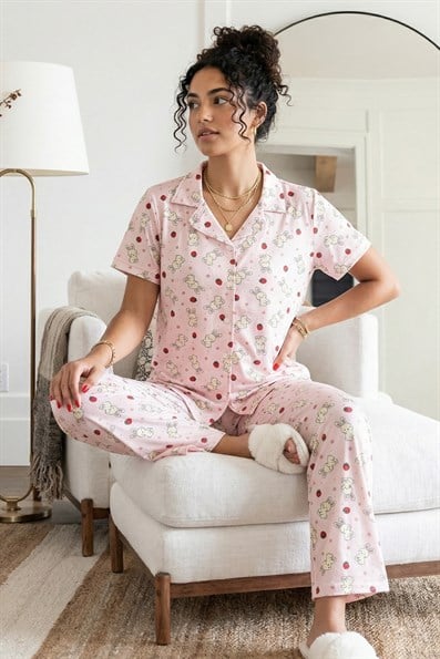 Kadın Tavşan ve Çilek Desenli Gömlek Yaka Kısa Kol Altı Uzun Serin Tutan Milan Kumaş Pijama Takımı