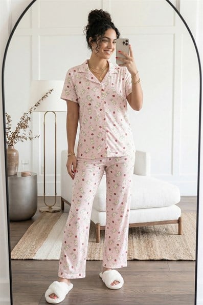 Kadın Tavşan ve Çilek Desenli Gömlek Yaka Kısa Kol Altı Uzun Serin Tutan Milan Kumaş Pijama Takımı