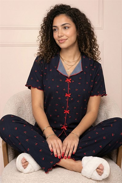 Kadın Vişne Desenli Biyeli V Yaka Kısa Kol Altı Uzun Serin Tutan Viskon Kaşkorse Pijama Takımı