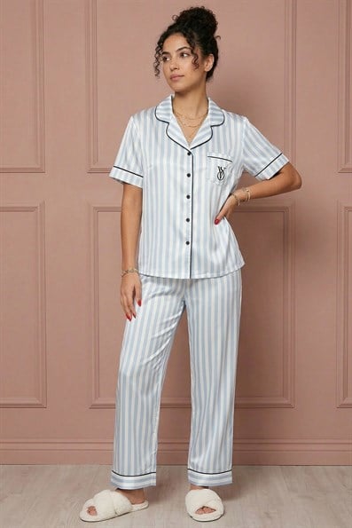 Kadın VS Dikey Çizgi Desenli Maskülen Yaka Kısa Kol Altı Uzun Saten Kumaş Pijama Takımı