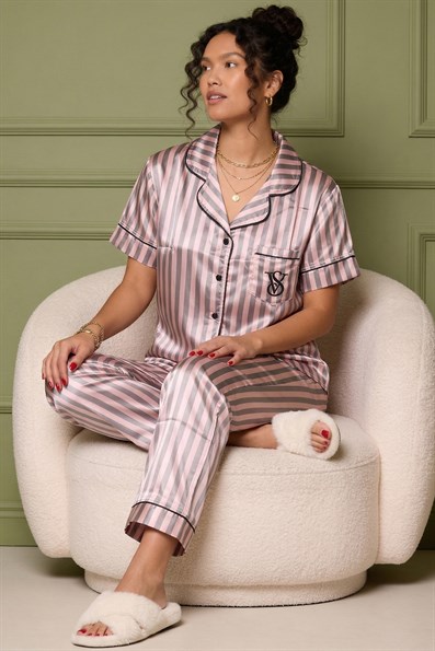Kadın VS Dikey Çizgi Desenli Maskülen Yaka Kısa Kol Altı Uzun Saten Kumaş Pijama Takımı