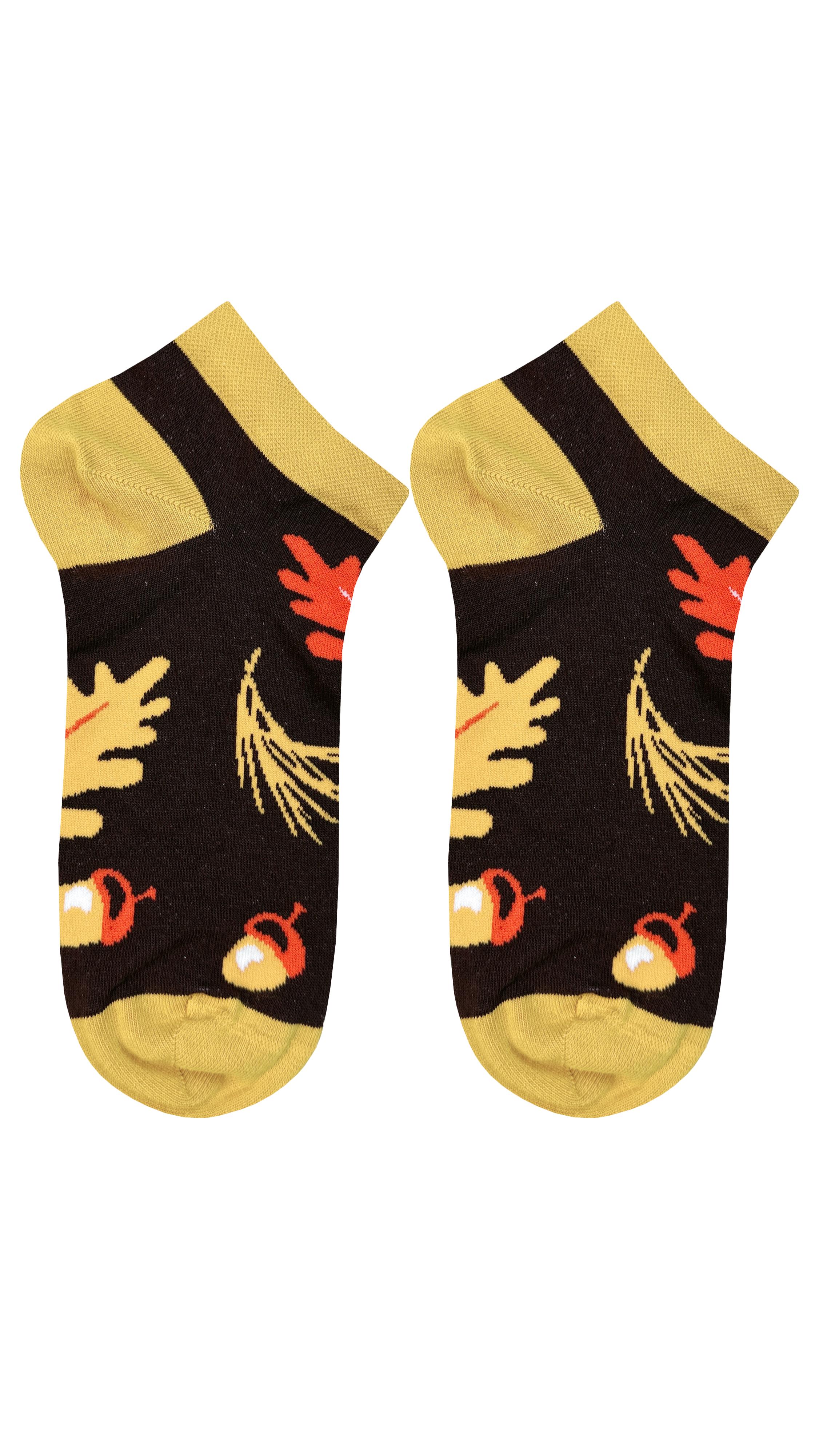 جوارب منقوشة بنمط أوراق الشجر البني