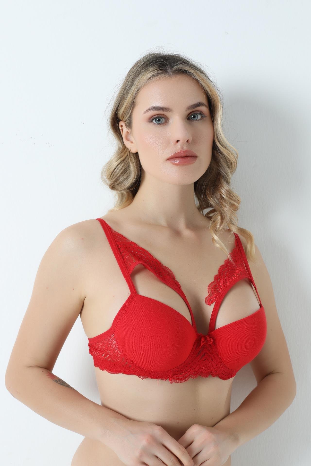 حمالة صدر مبطنة بحزام على شكل فراشة متوهجة باللون الأحمر