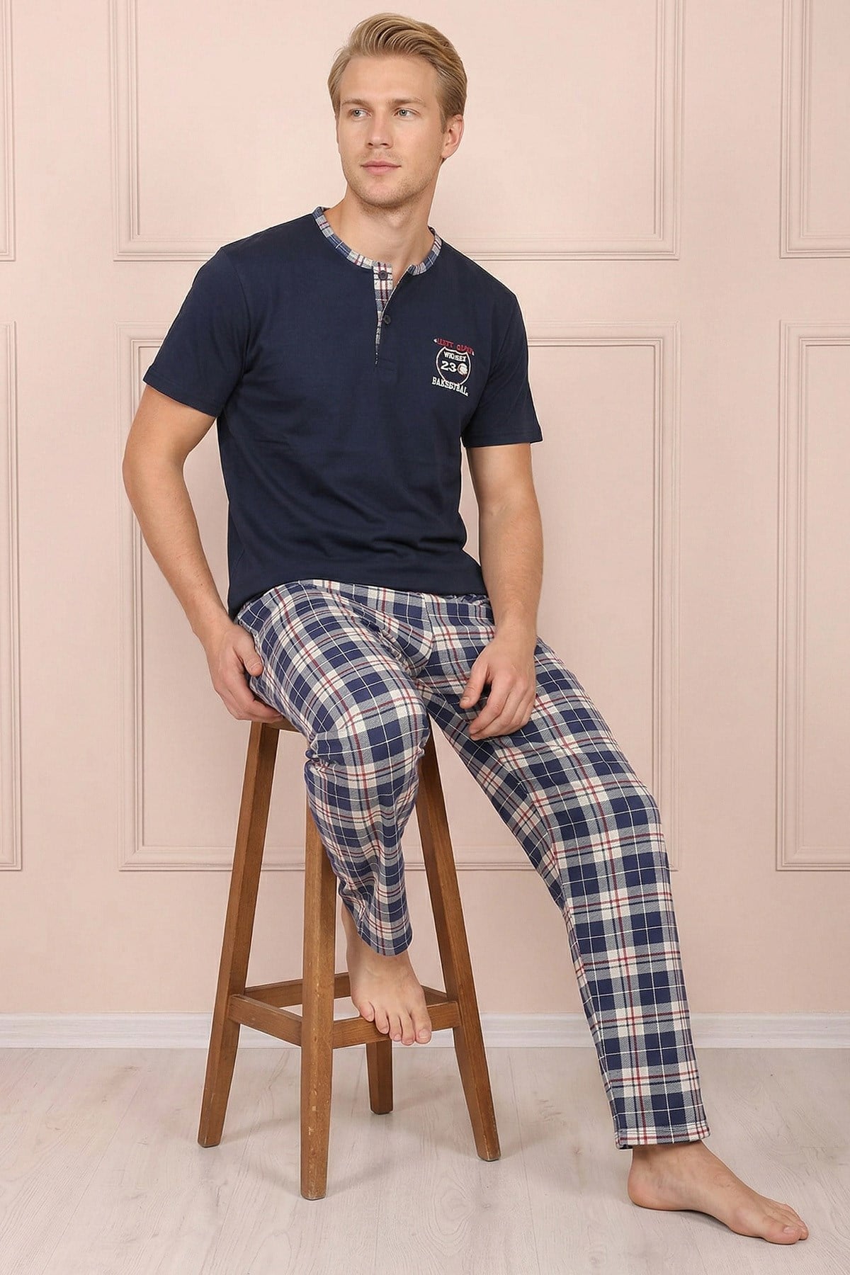 Erkek Göğsü Armalı Kısa Kol Altı Uzun ve Ekose Desenli  Pijama Takımı