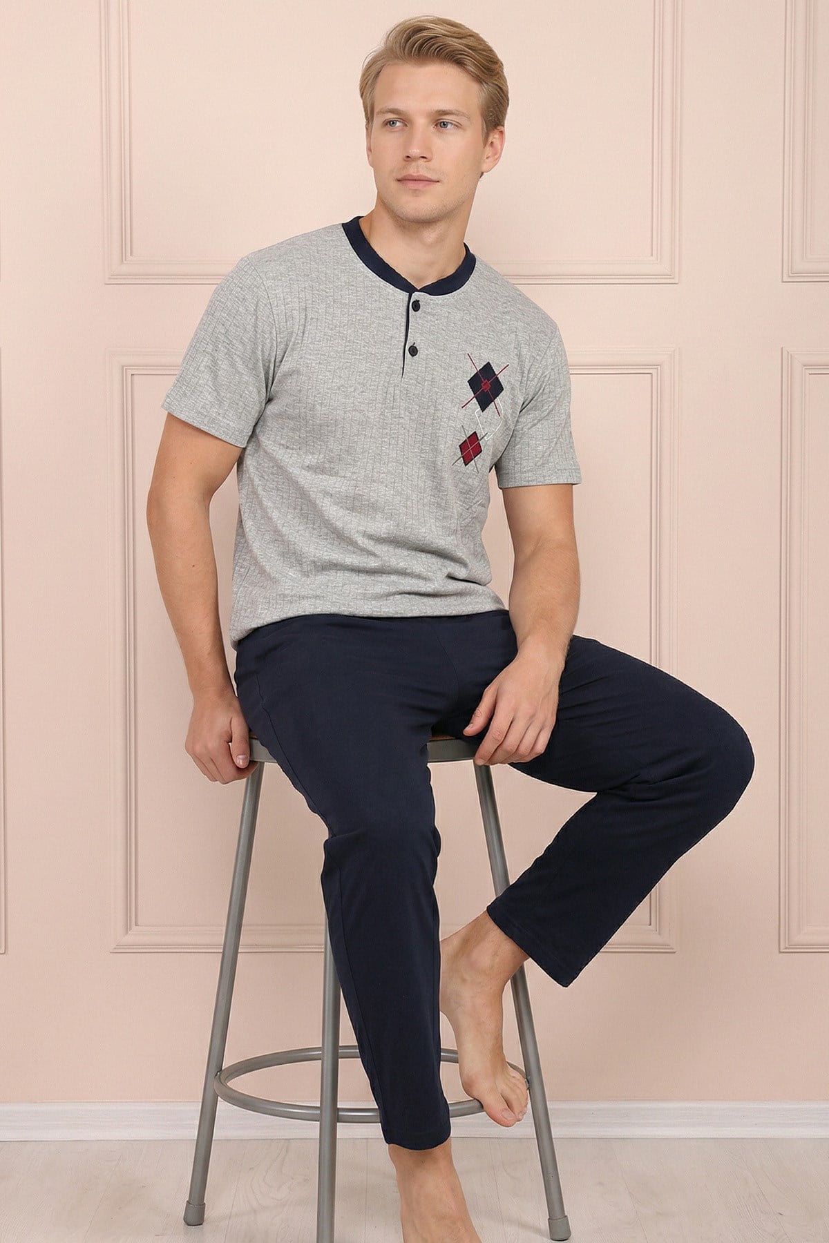 Erkek Göğsü Motif İşlemeli  Kısa Kol Altı Uzun Pijama Takımı