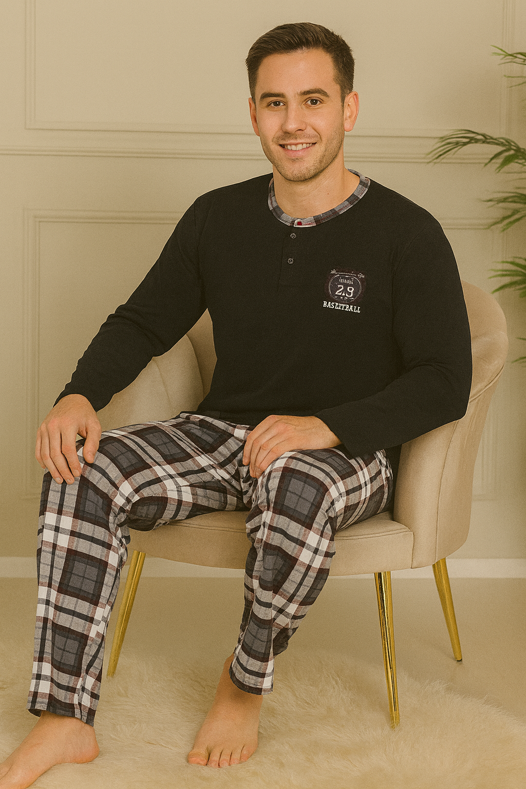 Erkek İnterlok Uzun Kol Yakası İki Düğmeli Göğsü Nakış İşlemeli Altı Ekoseli ve  Uzun Pijama Takımı