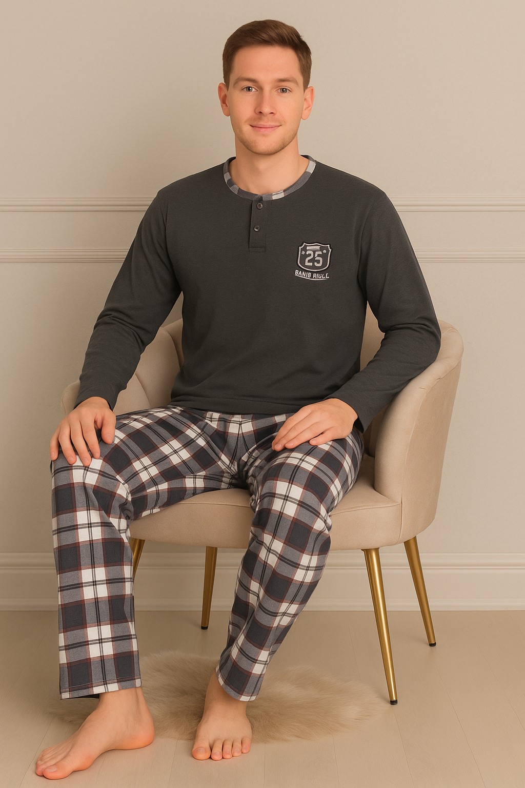 Erkek İnterlok Uzun Kol Yakası İki Düğmeli Göğsü Nakış İşlemeli Altı Ekoseli ve  Uzun Pijama Takımı