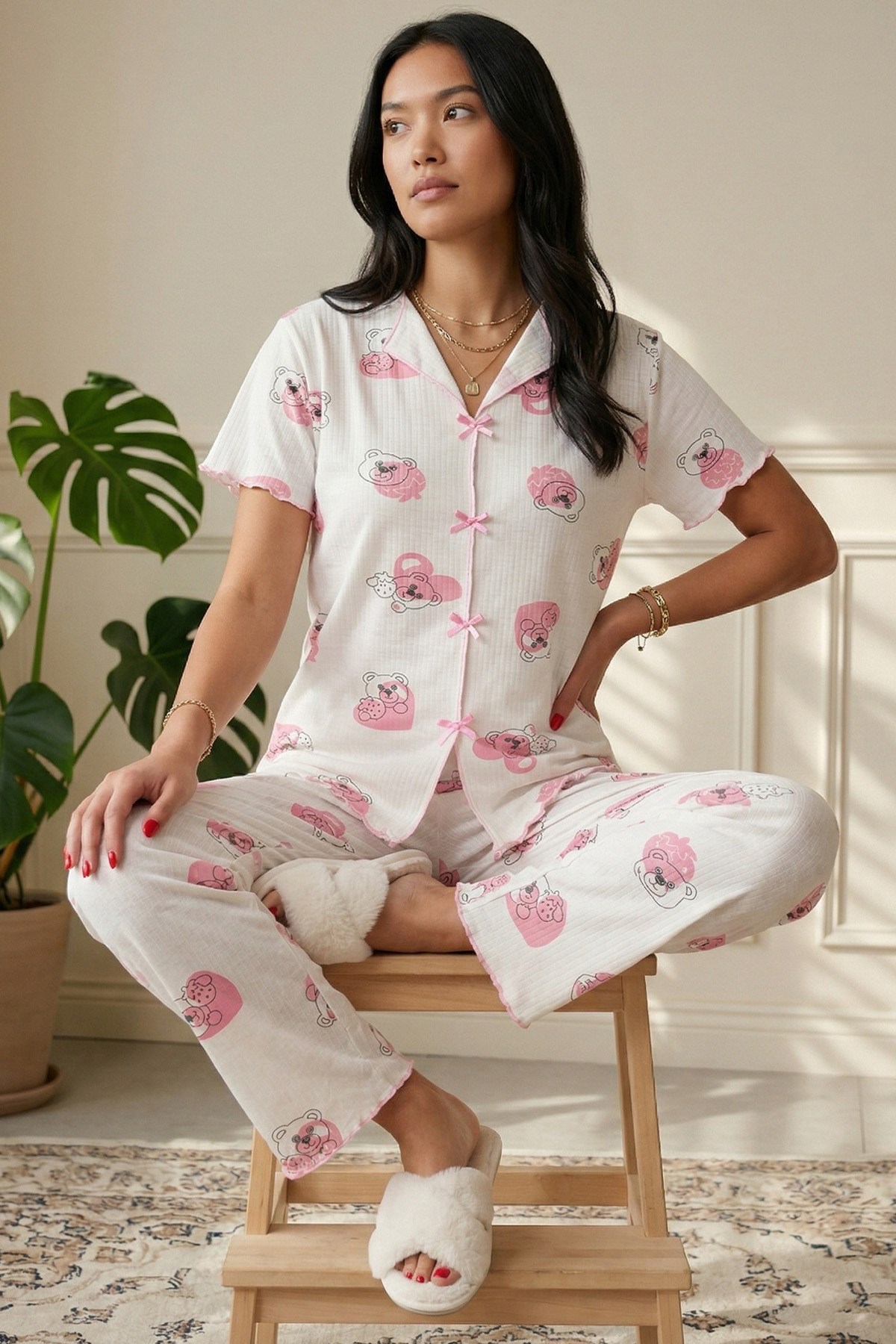 Kadın Ayıcık ve Çilek Desenli Biyeli V Yaka Kısa Kol Altı Uzun Kaşkorse Pijama Takımı