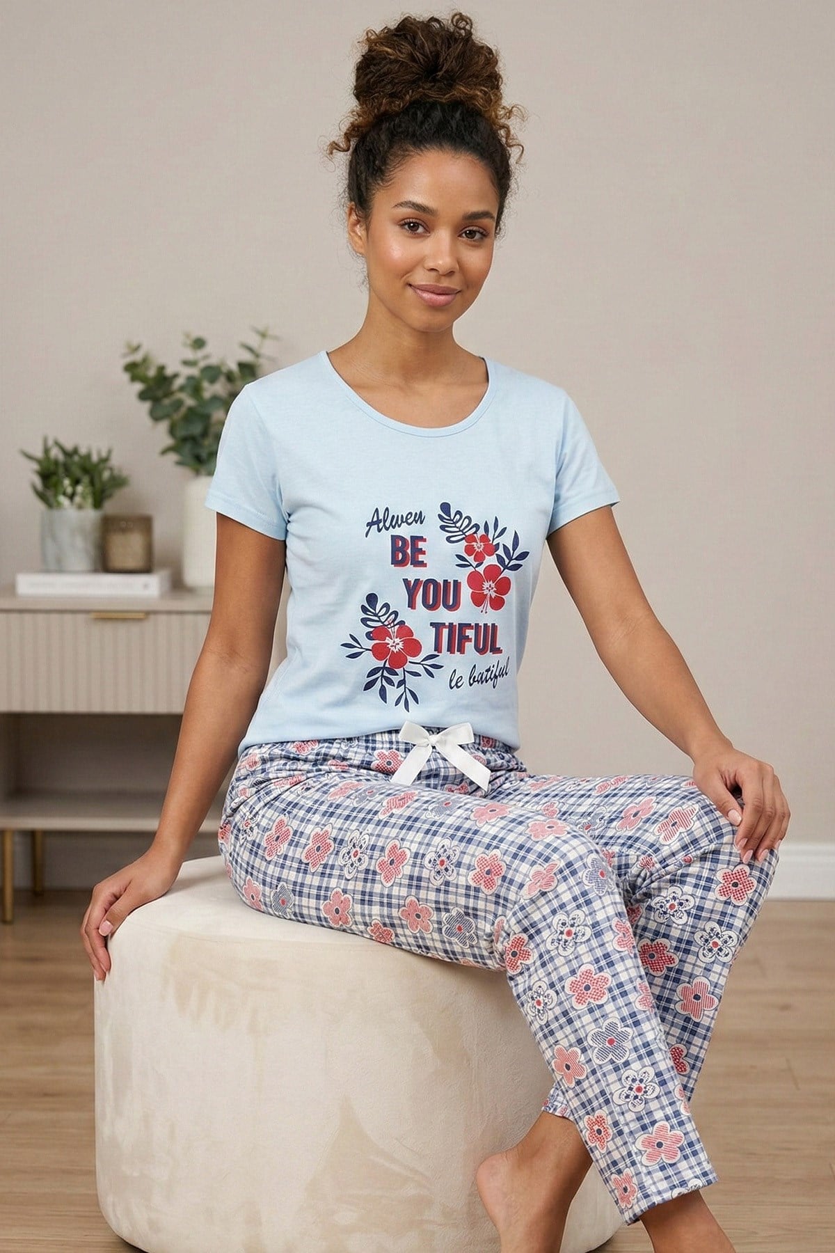 Kadın Be You Tıful Sloganlı ve Altı Ekose Çiçek Desenli Penye Kısa Kollu Pijama Takımı