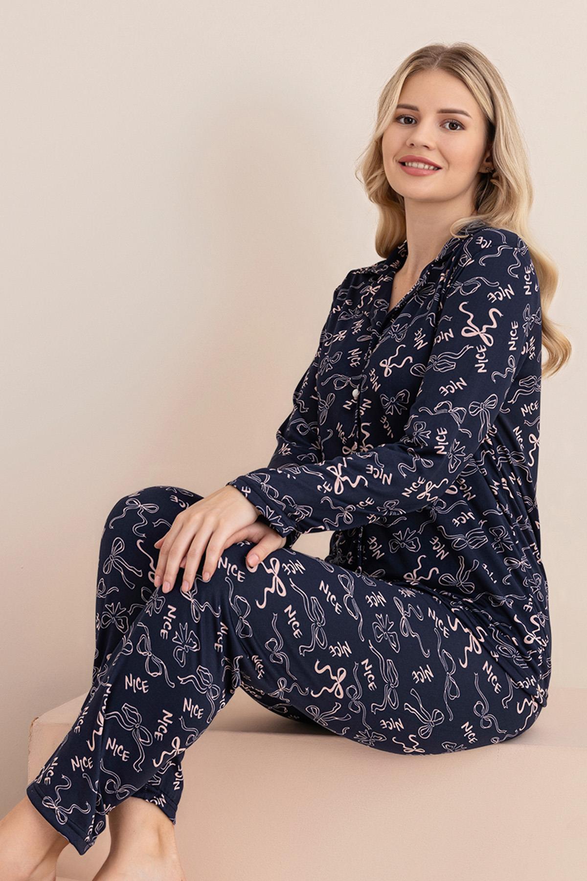 Kadın Fiyonk ve Nice Slogan Desenli Önü Düğmeli Uzun Kol Altı Uzun Milan Kumaş Pijama Takımı