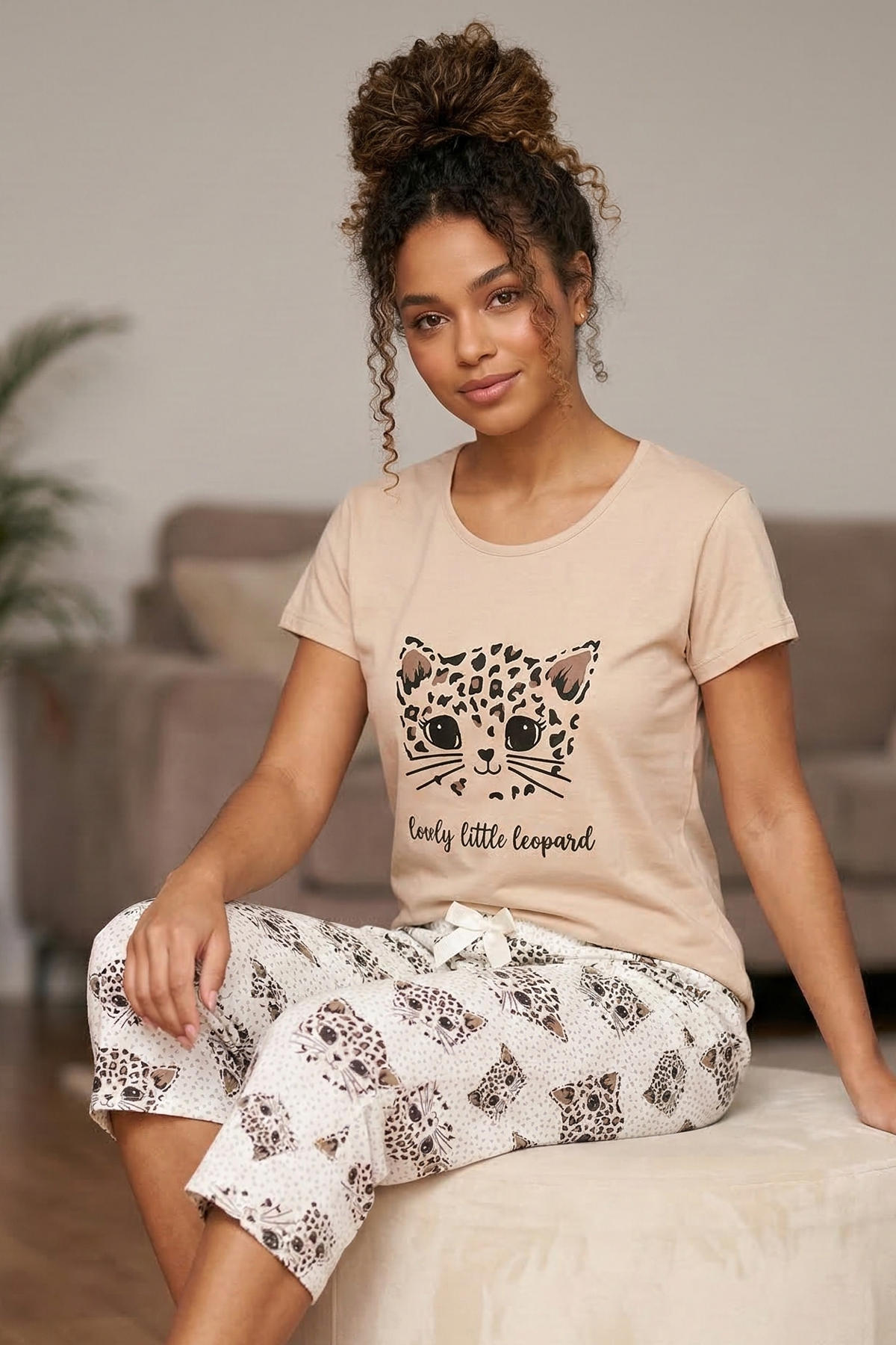 Kadın Leopar Desenli Bisiklet Yaka Kısa Kol Altı Kalp Desenli Kapri Penye Pijama Takımı