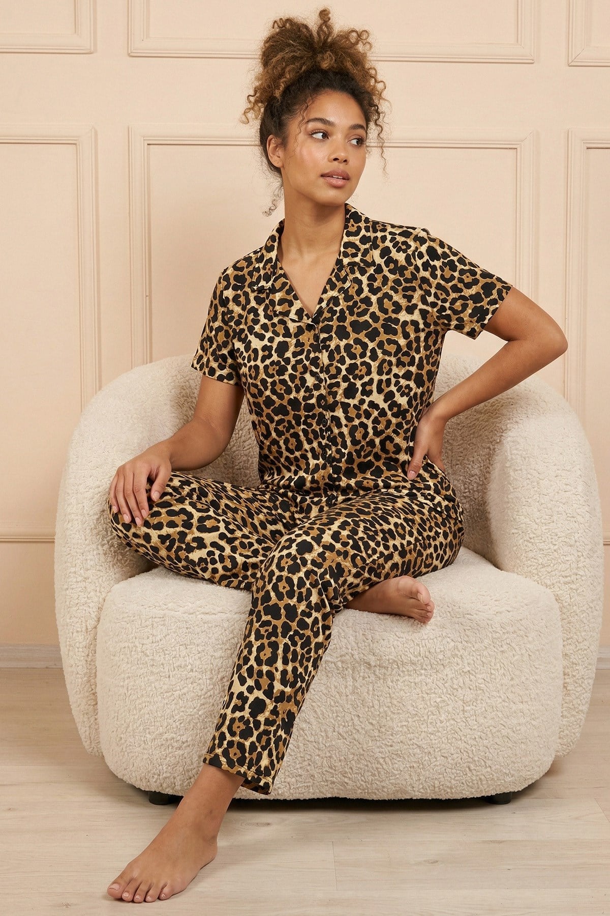 Kadın Leopar Desenli Gömlek Yaka Kısa Kol Altı Uzun Serin Tutan Milan Kumaş Pijama Takımı