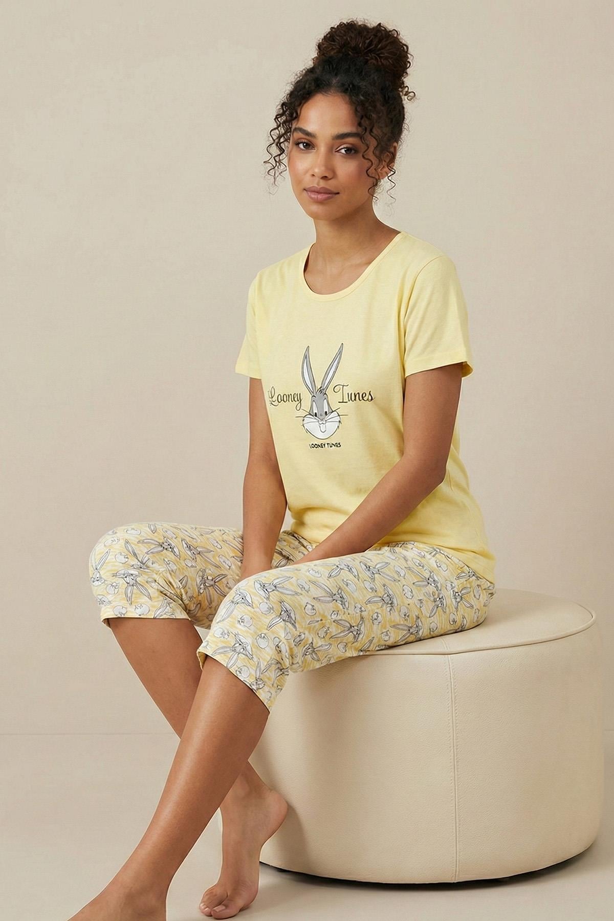 Kadın Looney Tunes Sloganlı Bisiklet Yaka Kısa Kol Altı Desenli Kapri Penye Pijama Takımı