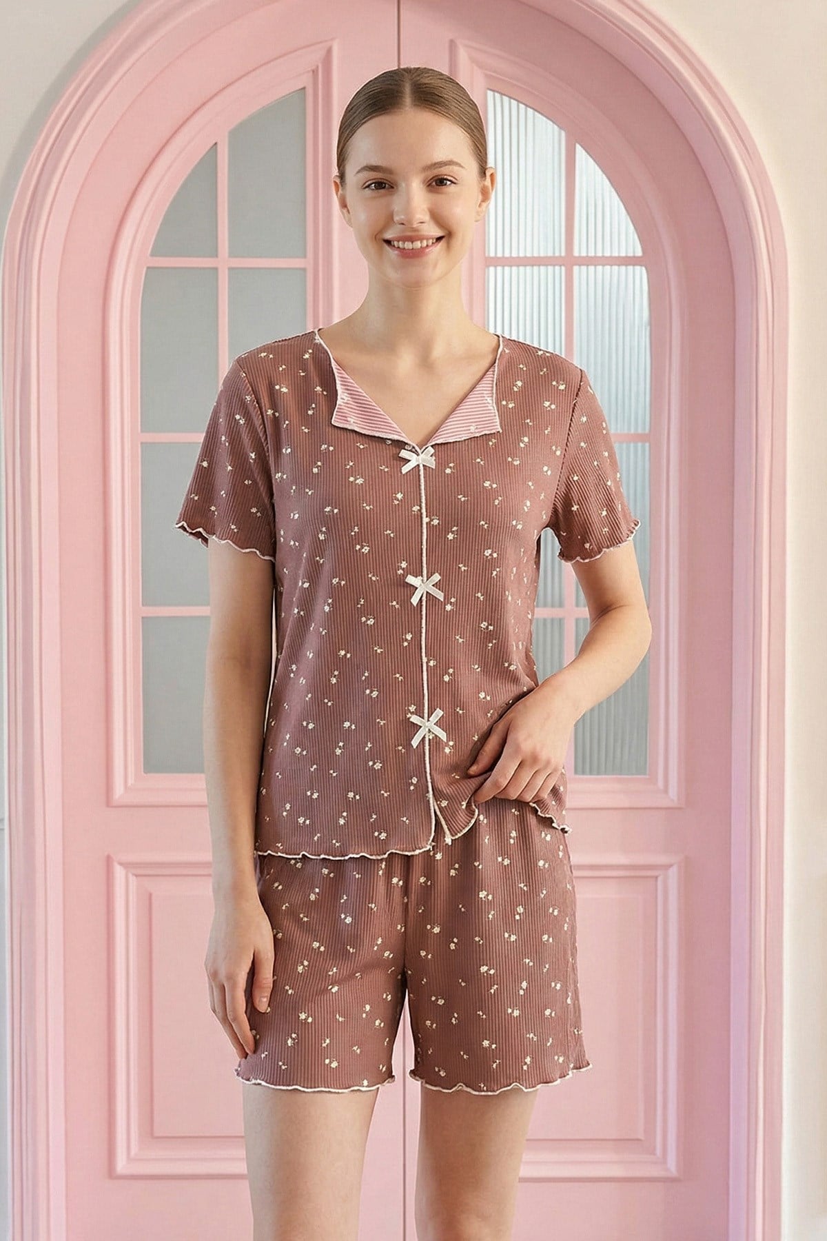 Kadın Minik Çiçek Desenli Biyeli V Yaka Kısa Kol Şortlu Serin Tutan Viskon Kaşkorse Pijama Takımı