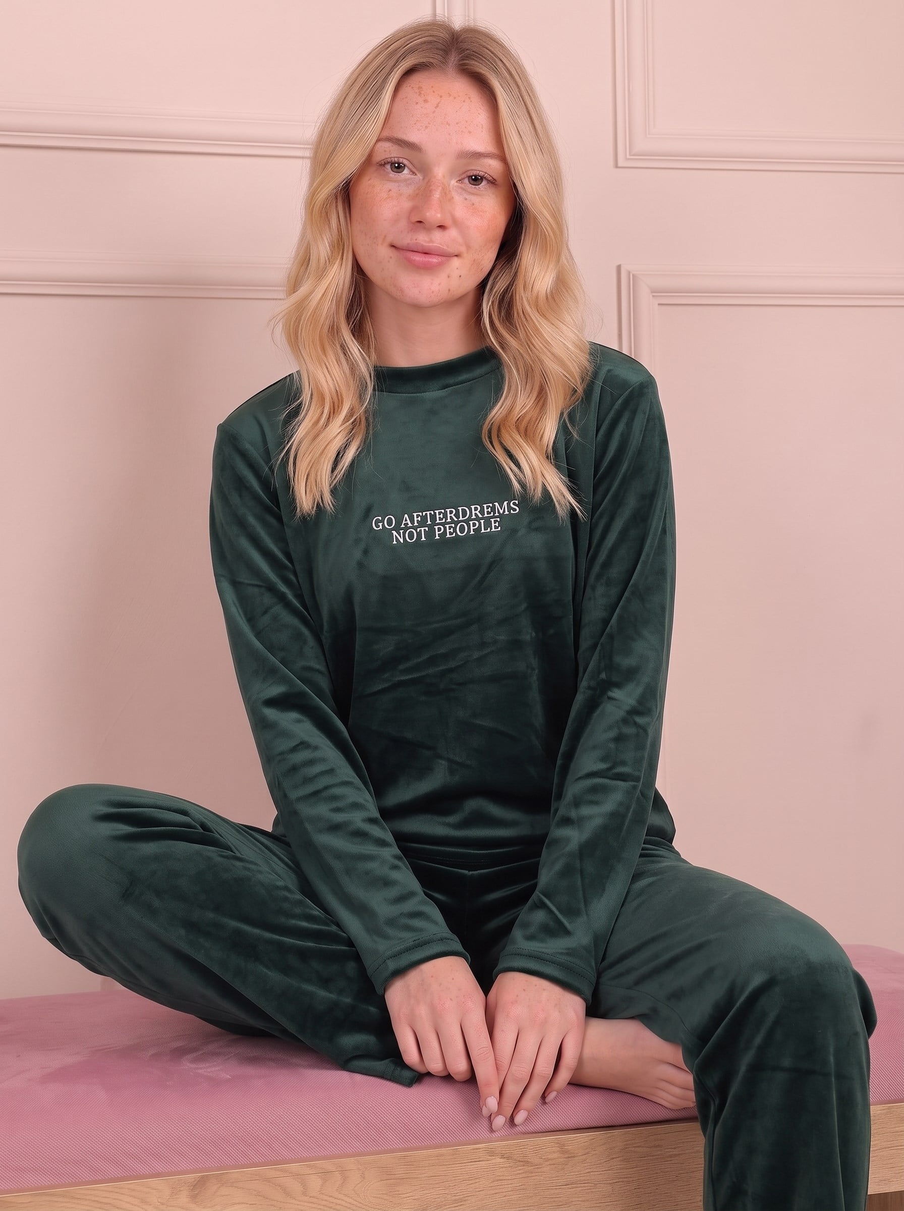 Kadın Sloganlı Uzun Kollu  Kadife Pijama Takımı