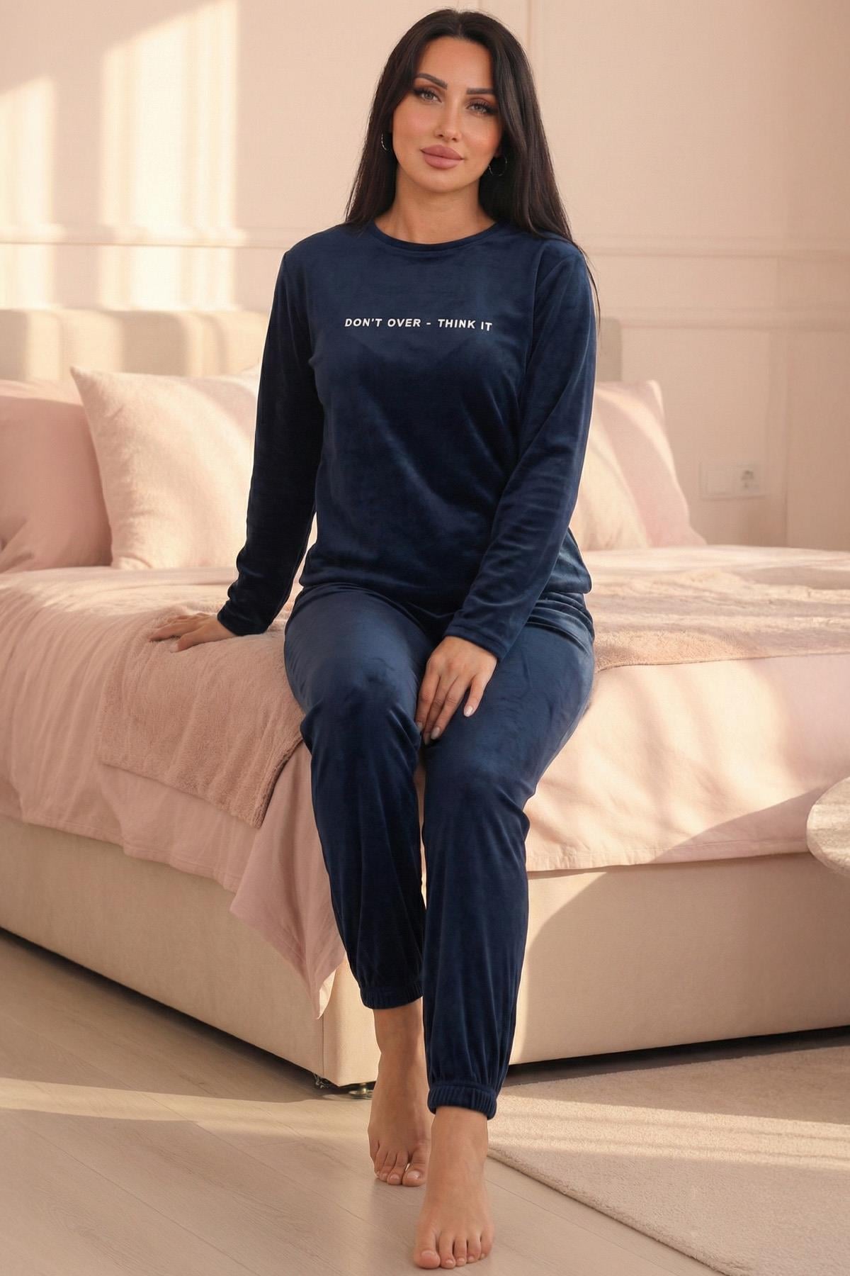 Kadın Sloganlı Uzun Kollu Paçası Manşetli Kadife Pijama Takımı