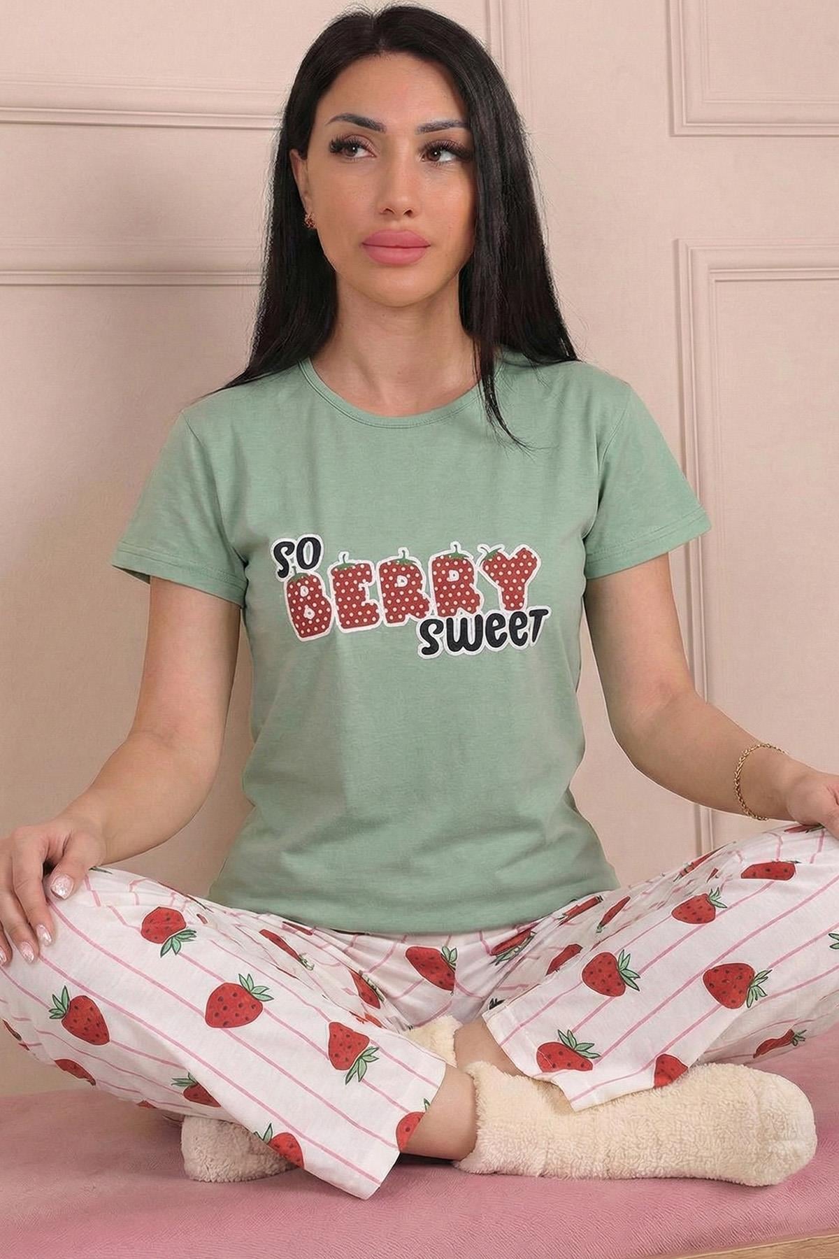 Kadın  So Berry Sweet Sloganlı ve Altı Desenli Penye Kısa Kol Pijama Takımı