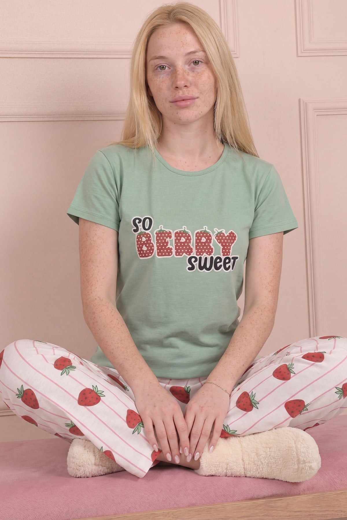 Kadın  So Berry Sweet Sloganlı ve Altı Desenli Penye Kısa Kol Pijama Takımı