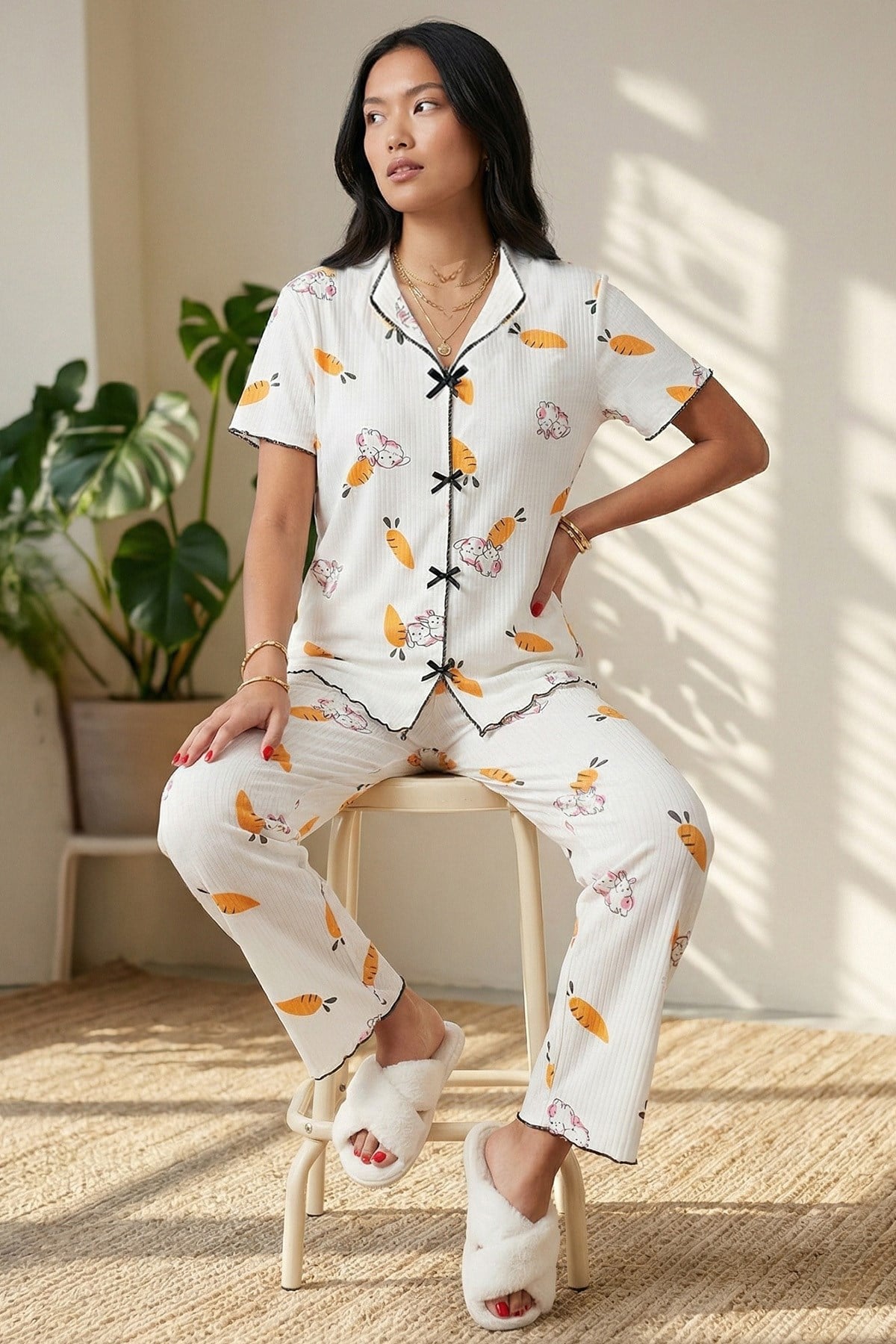 Kadın Tavşan ve Havuç Desenli Biyeli V Yaka Kısa Kol Altı Uzun Kaşkorse Pijama Takımı