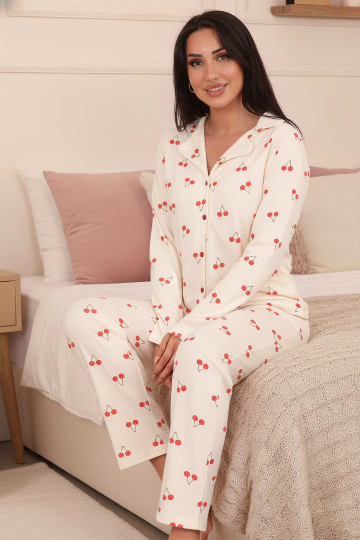 Kadın Vişne Desenli Desenli Önü Düğmeli Süet Pijama Takımı