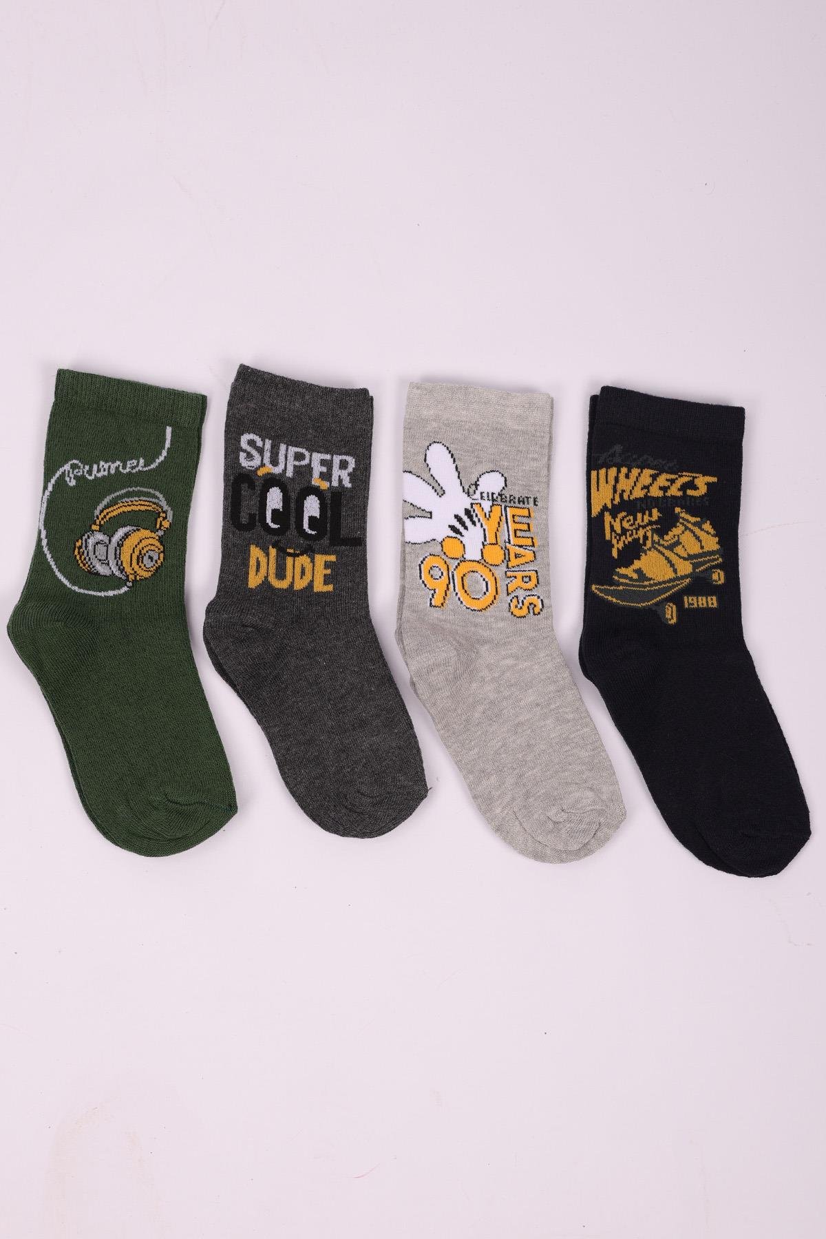 مجموعة من 4 جوارب للأولاد مع نص شعار ASORTI