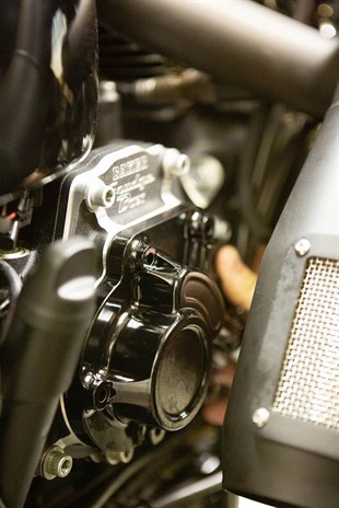 BAKER DRIVETRAIN COVER TRANS CABLE TYPE 07-UP BT GLOSS BLACK KOD:BD-10605-A