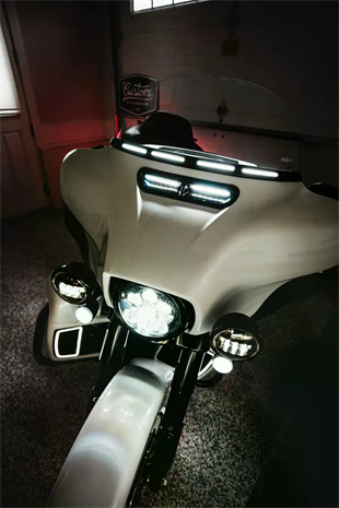 CUSTOM DYNAMICS WINDSHIELD TRIM WITH AW V2 FOR KOD:20402820